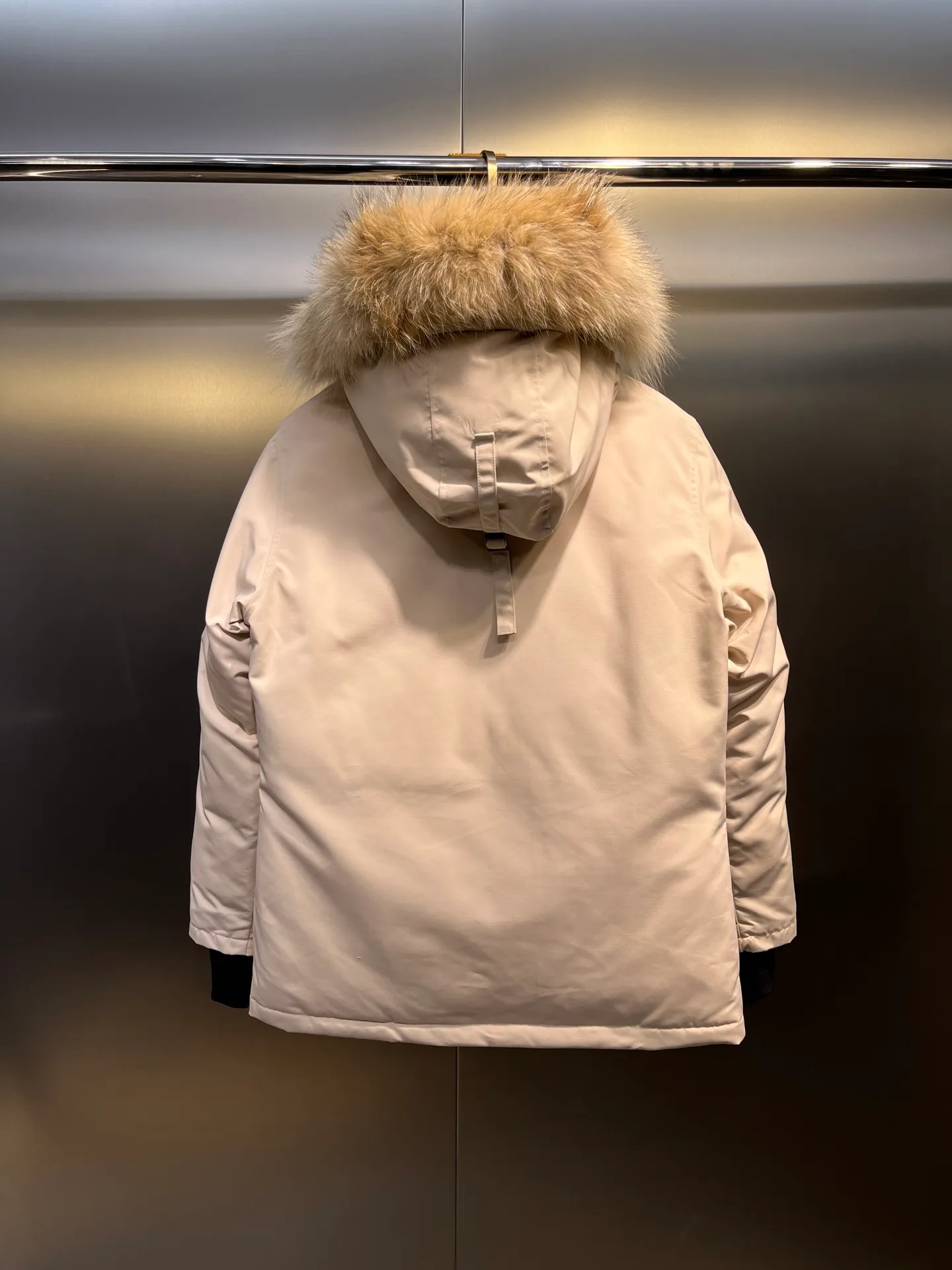 P840 Canada Goose Canada Goose #Expedition03 Parker, a treasure of Canadian origin! Limited supply worldwide! Canada Goose Model 03 is a top-notch couple model. The polar cold-proof outdoor series fur collar detachable hooded parka down jacket is the first Goose in 2024. I hope my friends will like it. Peak quality. I hope everyone can identify it together! The most popular cool items of the Big Goose family in 2024 are online. The same popular product of Yi Yang Qianxi is said to be a joint limited edition Big Goose that cannot be bought in autumn and winter. If you dislike the sameness of the Big Goose in the past, then this model will definitely give you a different experience! This year's most powerful couple's collection for autumn and winter is online, a top-notch luxurious ready-to-wear style, paired with an outdoor warm down jacket with great style and charm! The most standard and classic items of the Daye family in the past two years are equipped with unique reflective stripes for embellishment, which further shows the high-end fashion performance effect. With the embellishment of hardware buckles, it has excellent performance effect. The upper body is clean, simple and elegant, even for urban leisure. It is suitable for various occasions. Designed with large pockets, this model has a large capacity and is equipped with reflective stripes, making it safer at night. It is suitable for various adventure activities. It is made of windproof and waterproof technical materials. The interior is filled with full white duck down, which is absolutely cold-proof and warm. It also has a stand-up collar design and fine fluff at the collar, with meticulous attention to detail! The charm of this model is also more spiritual, and the upper body has more temperament and specifications. It perfectly shows the ultra-high standard of fashionable performance of this model, integrating outdoor and life, and you can even create high-street wear! The most pinnacle limited-edition goose that we have presented so far, both in terms of design and detailed materials, it is completely outstanding. The grand and evergreen version design is matched with cool reflective elements. The overall appearance can be said to be quite high, and it has that kind of powerful outdoor performance! It combines high-end casual attributes with high-street style. It is high-grade, domineering, warm, and beautiful. The visibility of the upper body is quite strong, and the configuration of the owl element is highly brand-recognizable. It fully complements the overall brand performance and visual effects, and also has the high-end sense of fashion and fashionable performance. It is a must-buy product because it is the most awesome down brand on the planet and one of Canada's three national treasure brands. It is also a sentimental down luxury brand. In the field of polar cold-proof clothing, Goose has made an irreplaceable contribution... Size: xs s m l xl